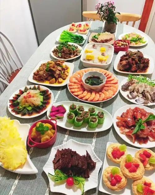 一个大家庭的年夜饭 / 青鸟飞飞(唐晓翠)原创