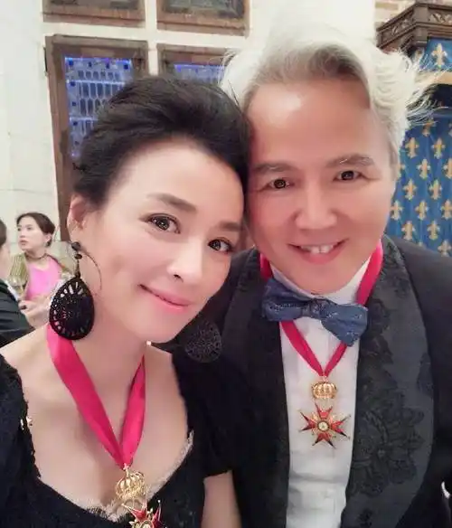 早年曾在琼瑶剧《一帘幽梦》等黄金档电视连续剧中饰演男主角,以其