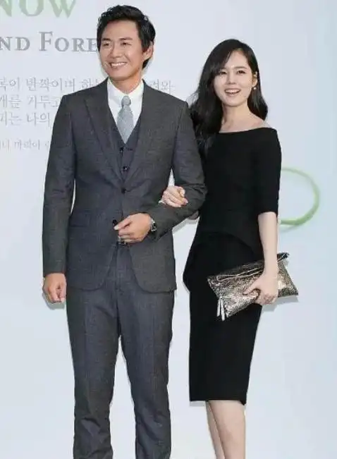 韩佳人携豪门老公现身38岁穿黑裙甜美可人又美又甜谁能不爱