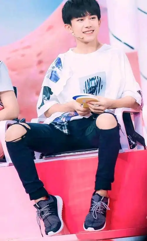 易烊千玺破洞裤元素,出镜次数最多,你有同款吗