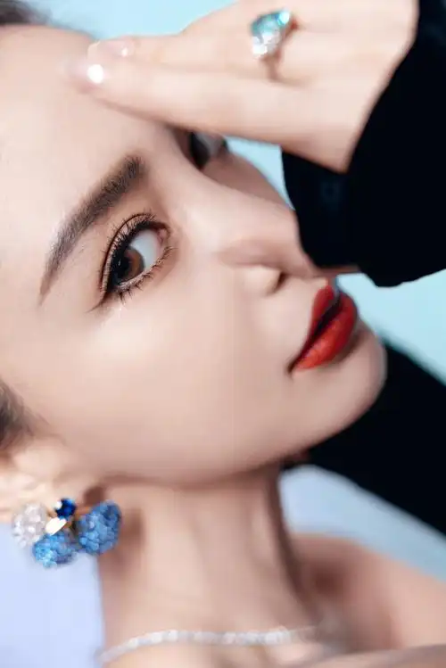 angelababy年度热度人物##angelababy墨色天鹅绒抹胸星座裙##baby档