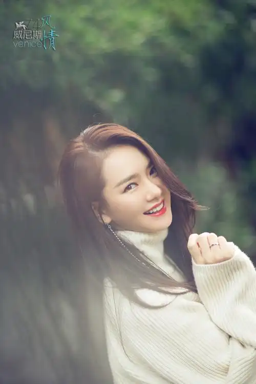 戚薇拍摄威尼斯风情大片 白衣红唇展优雅知性美