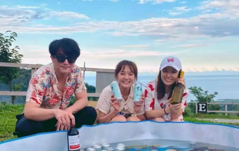 原创陈意涵晒杀青日常满池啤酒引热议邱泽被错认霍建华儿子出镜方式很