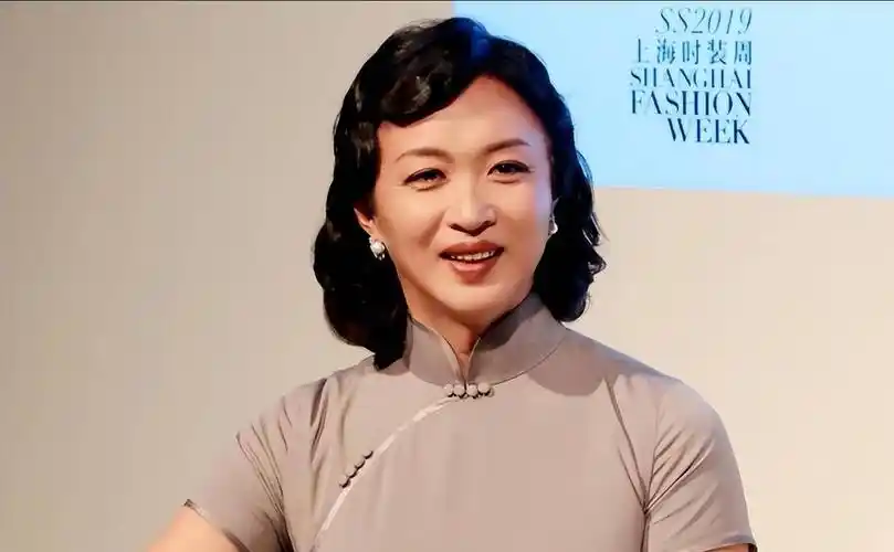 55岁金星定居国外,手术后遗症大,男性特征明显,让老公尴尬_生活_网友