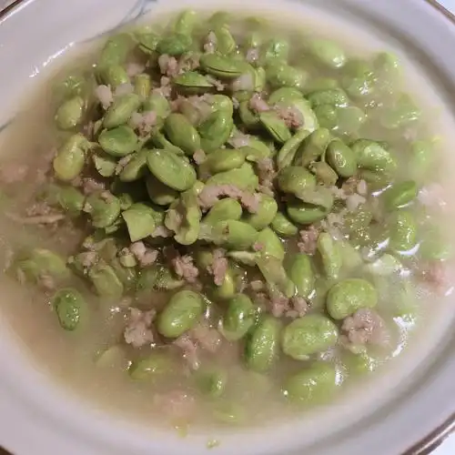 肉末毛豆,家常小炒,发现小朋友很喜欢吃这道菜,直接当饭吃.