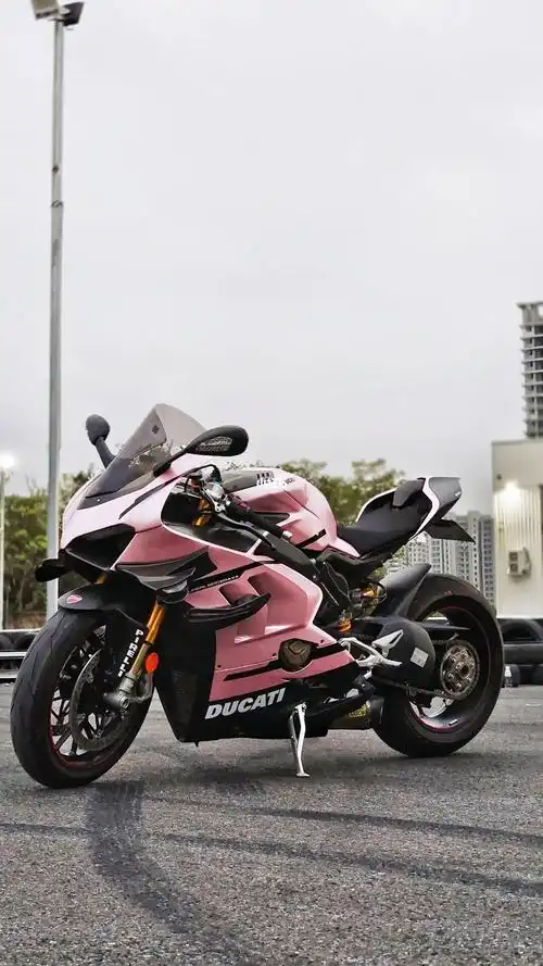 谁能拒绝一台粉色的杜卡迪呢