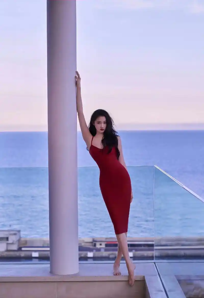 关晓彤 #明艳动人 #红裙 #红唇 - 抖音