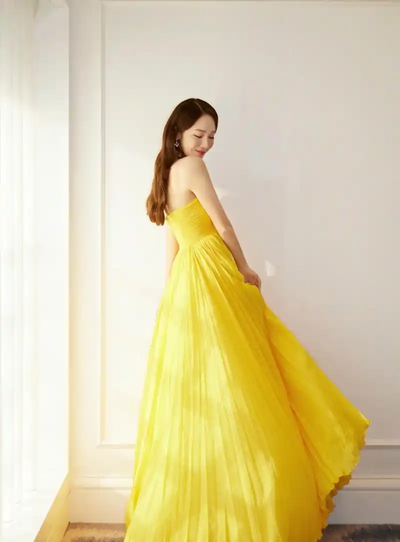 郑秀妍# 一袭黄色挂脖露背礼裙,肤白貌美的容颜,窈窕曼妙的身材,仿