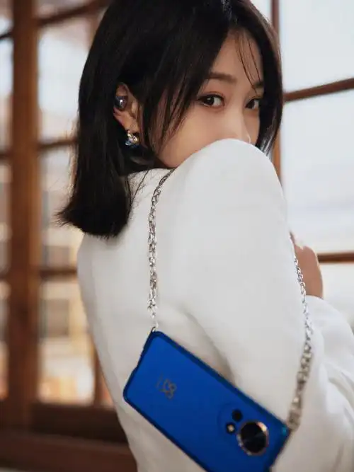 关晓彤的显眼包#关晓彤白西装造型太好看吧,齐肩短发清爽帅气又屏亮