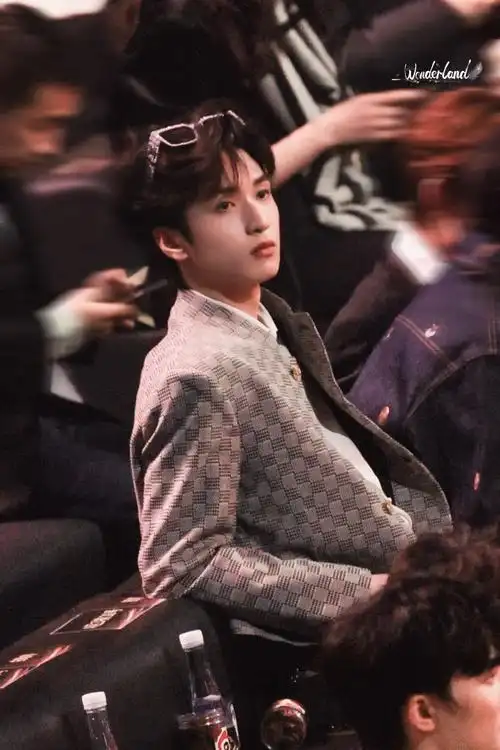 严浩翔超话01#和严浩翔点亮微博之夜#极致的反差@时代少年团-严浩翔