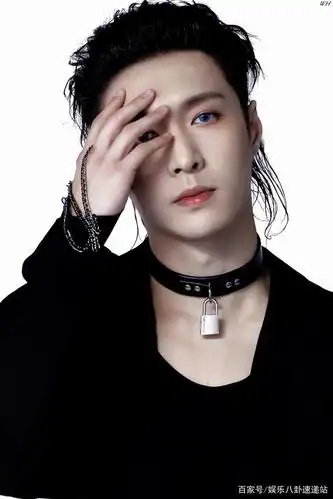张艺兴黑色性感造型,又酷又帅的张艺兴越来越有范了