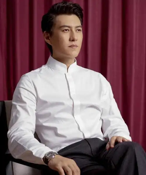 43岁靳东机场露面青春小伙打扮加身却走出老干部的味道