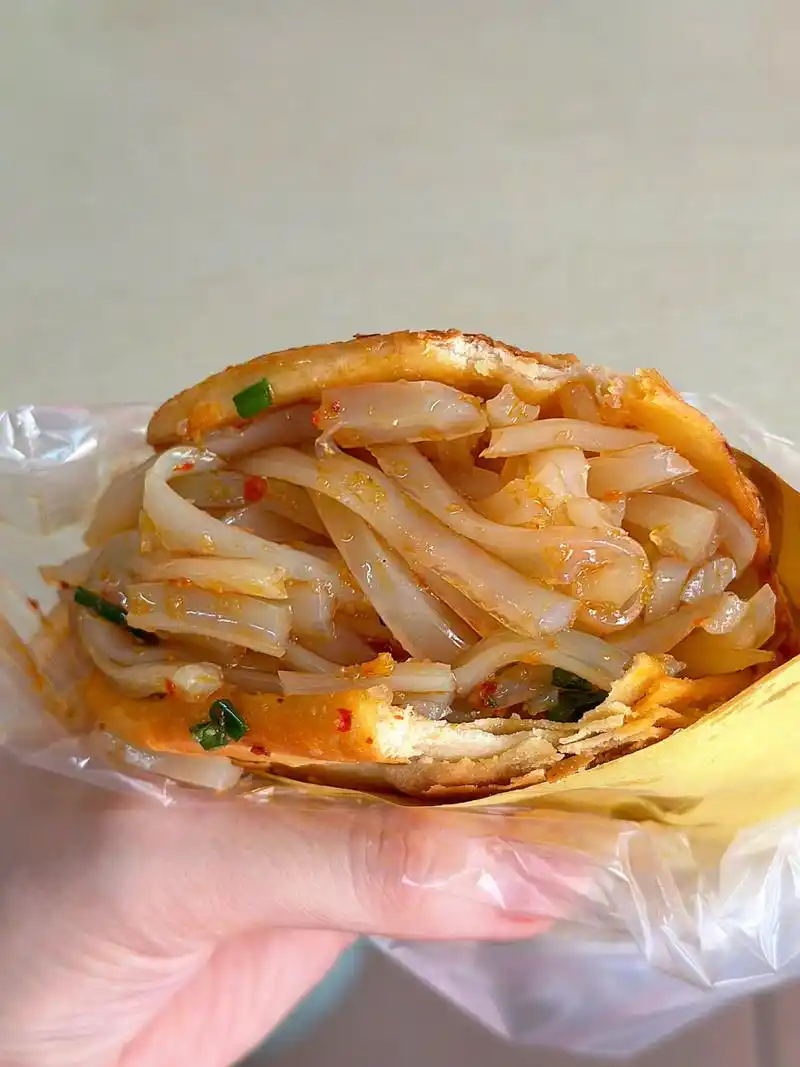 啊,锅盔夹凉粉!我一次能吃三个,意犹未尽