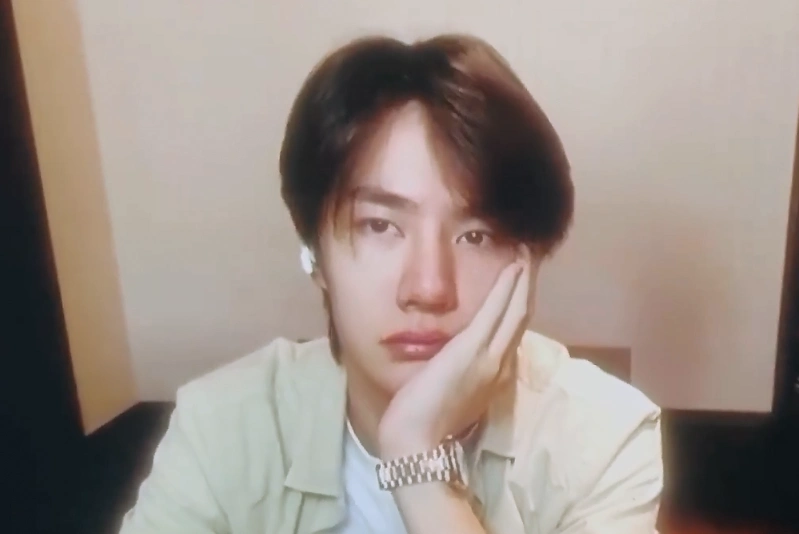 原创天天向上录制花絮王一博纯素颜怼脸拍脸上痘痘太抢镜