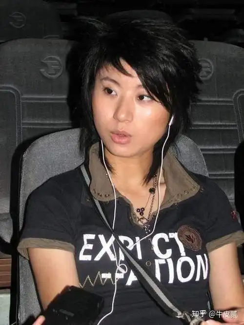 这是尚雯婕年轻时候的照片,虽然姿色一般,但至少看起来足够地自然,有