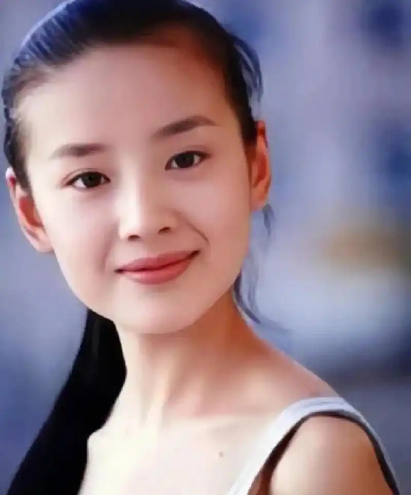 回顾曾经的"清纯女神"董洁:恋上梁朝伟遭刘嘉玲封杀,又婚内出轨?