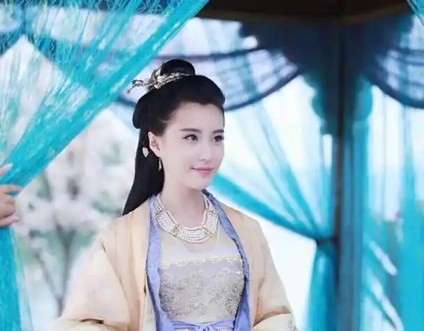 花千骨两个男人争一个女人(花千骨轻水暗恋一个人)