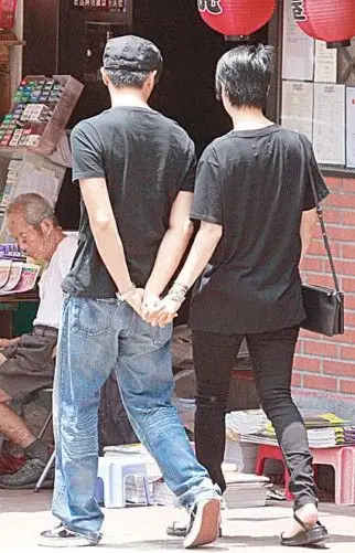 张智霖袁咏仪现身街头牵手逛街 甜蜜秀恩爱(图)