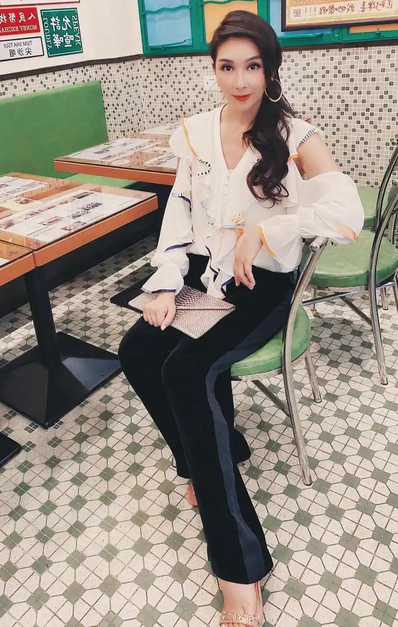 杨恭如的饱满身材真馋眼穿蓝色v领礼服高级时髦气场全开