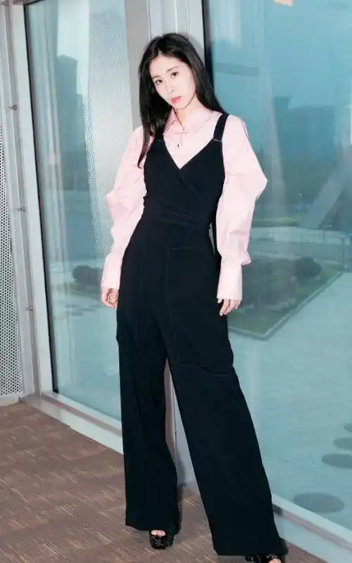 张碧晨穿出男人的风范,这样搭配腿都没了,意外的成时尚达人!