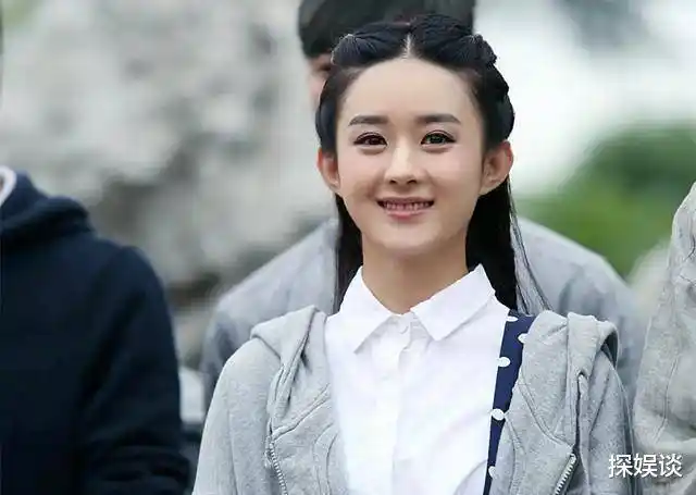 赵丽颖现身片场,听导演讲戏一脸认真,当妈后无滤镜比以前苍老_照片