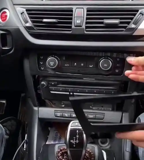 智马力宝马x1无线carplay模块无线hicar模块09年-15年无损教程_主机