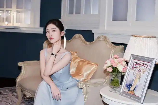 演员@邓恩熙佩戴全新#浪琴迷你黛绰维纳#系列,探访@浪琴表#格外优雅