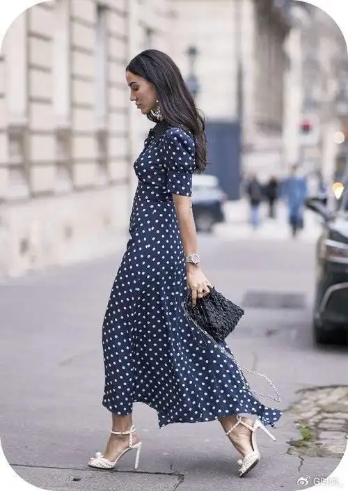 真正的时髦精,都喜欢穿"波点裙",照这样搭配起来最诱人