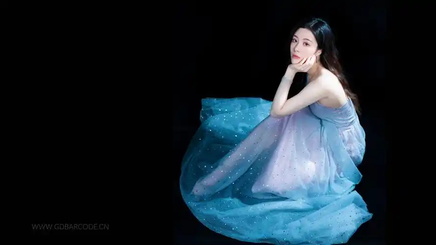 克拉女神百琳 蓝色裙子养眼美女4k壁纸