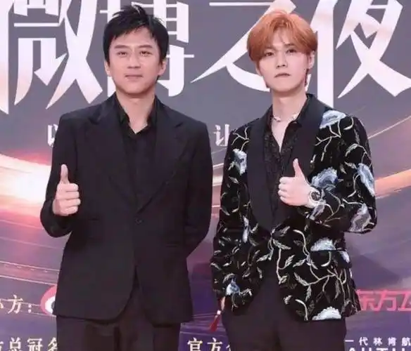 微博之夜男星生图:肖战俊朗王一博蔡徐坤撞发型,素颜的他却赢了_西装