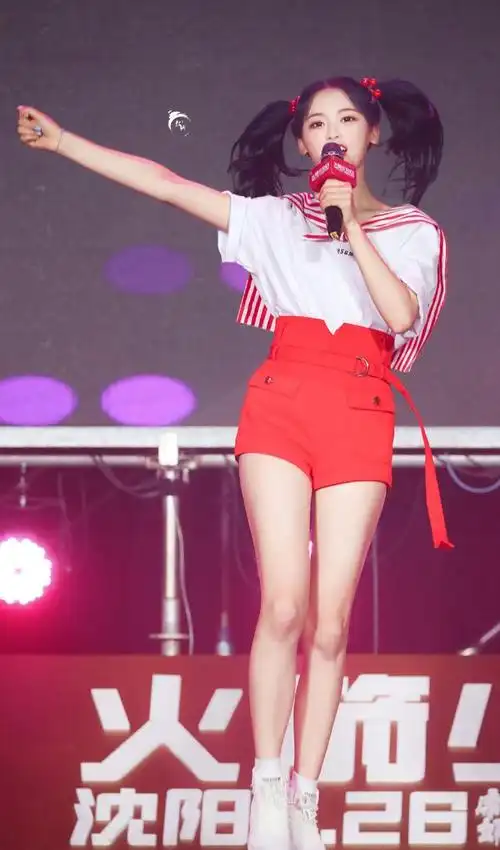 杨超越健身身材大改变红色套装穿出少女感双腿细长不输关晓彤