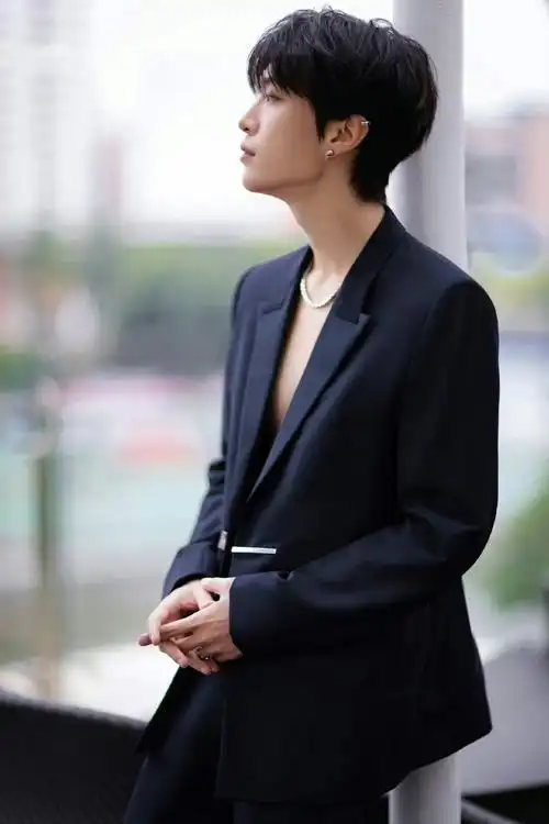 范丞丞黑色真空西装大片 耳钉,项链,真空侧颜,斯哈斯哈