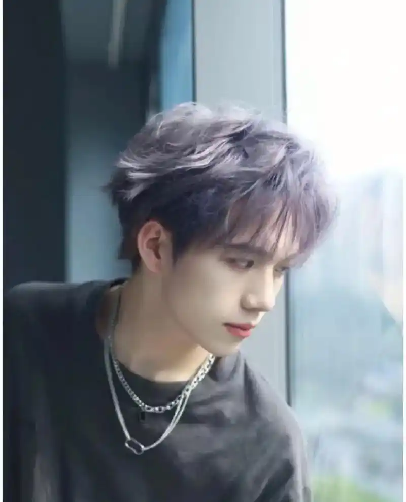 男生显白烟熏紫灰发色推荐‖帅气感爆棚没有男生不喜欢这颜色了 - 抖