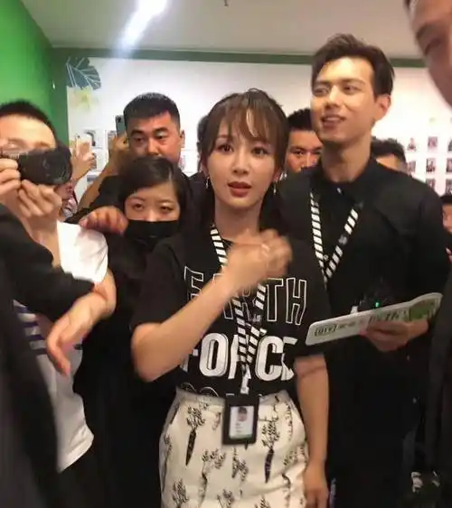 杨紫,李现线下同框,同穿"情侣"黑玩壁咚,简直甜炸!_黑色_造型_服装