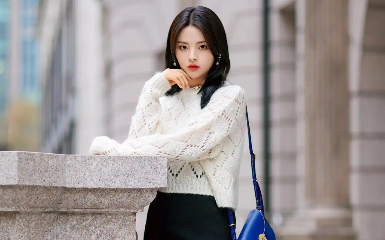 杨超越元气街拍高清桌面壁纸