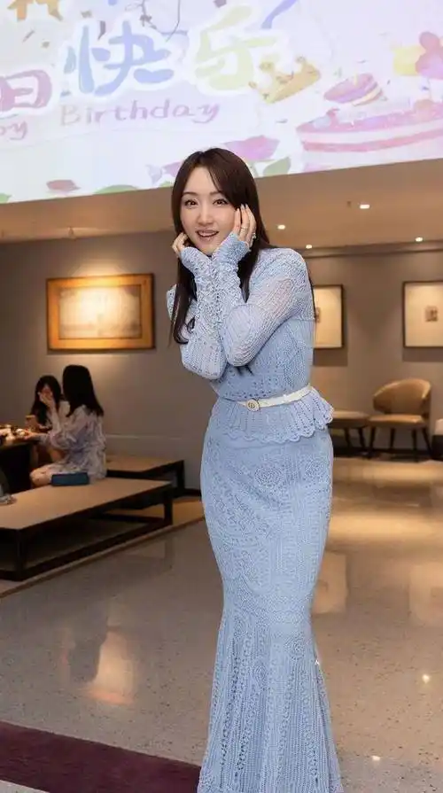 杨钰莹晒50岁生日照,穿蓝裙容颜焕发,现代装很有古典美女的感觉_身材