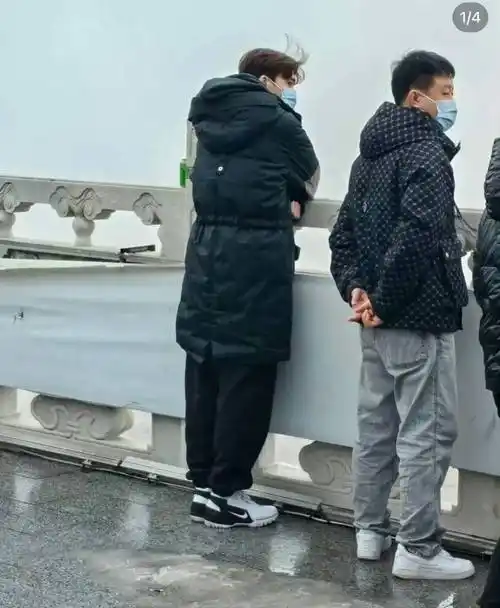 李易峰寺庙祈福照曝光:黑袄中分显驼背,退圈后状态引关注_网友_明星