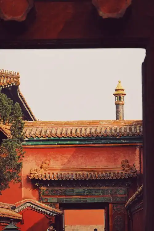 紫禁城的红墙黄瓦那高高的宫墙囚禁着几度年华雕栏玉彻应犹在只是朱颜