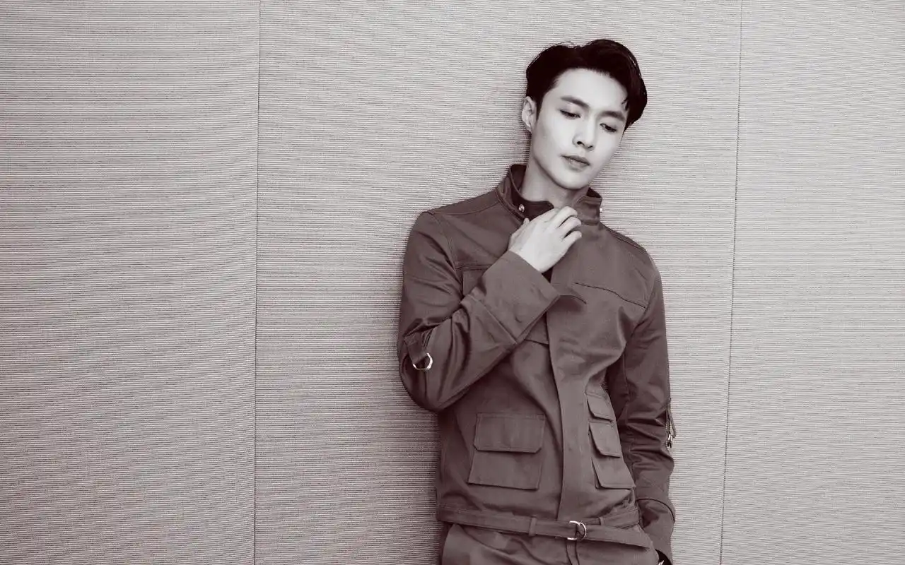 张艺兴时尚帅气黑白写真高清桌面壁纸