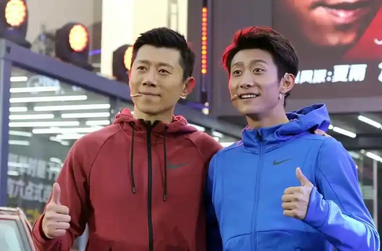 甚至还有人将张一山小时候的照片与夏雨的照片放在一起,发现不管是