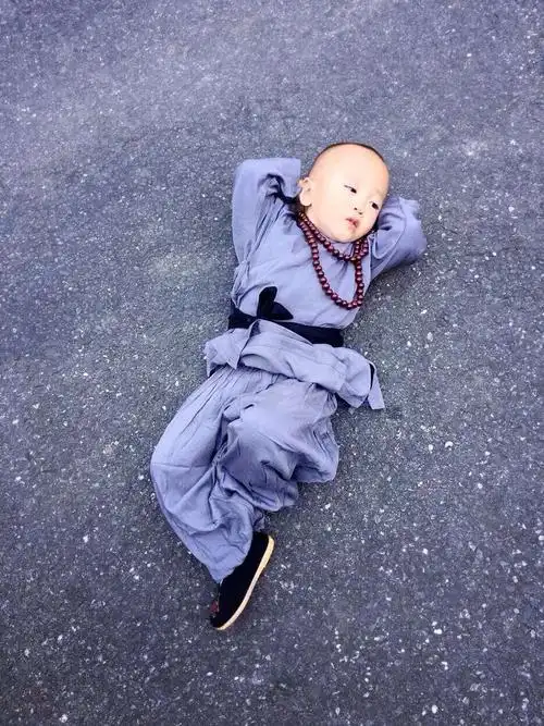 大余超萌"小和尚"瞬间走红网络