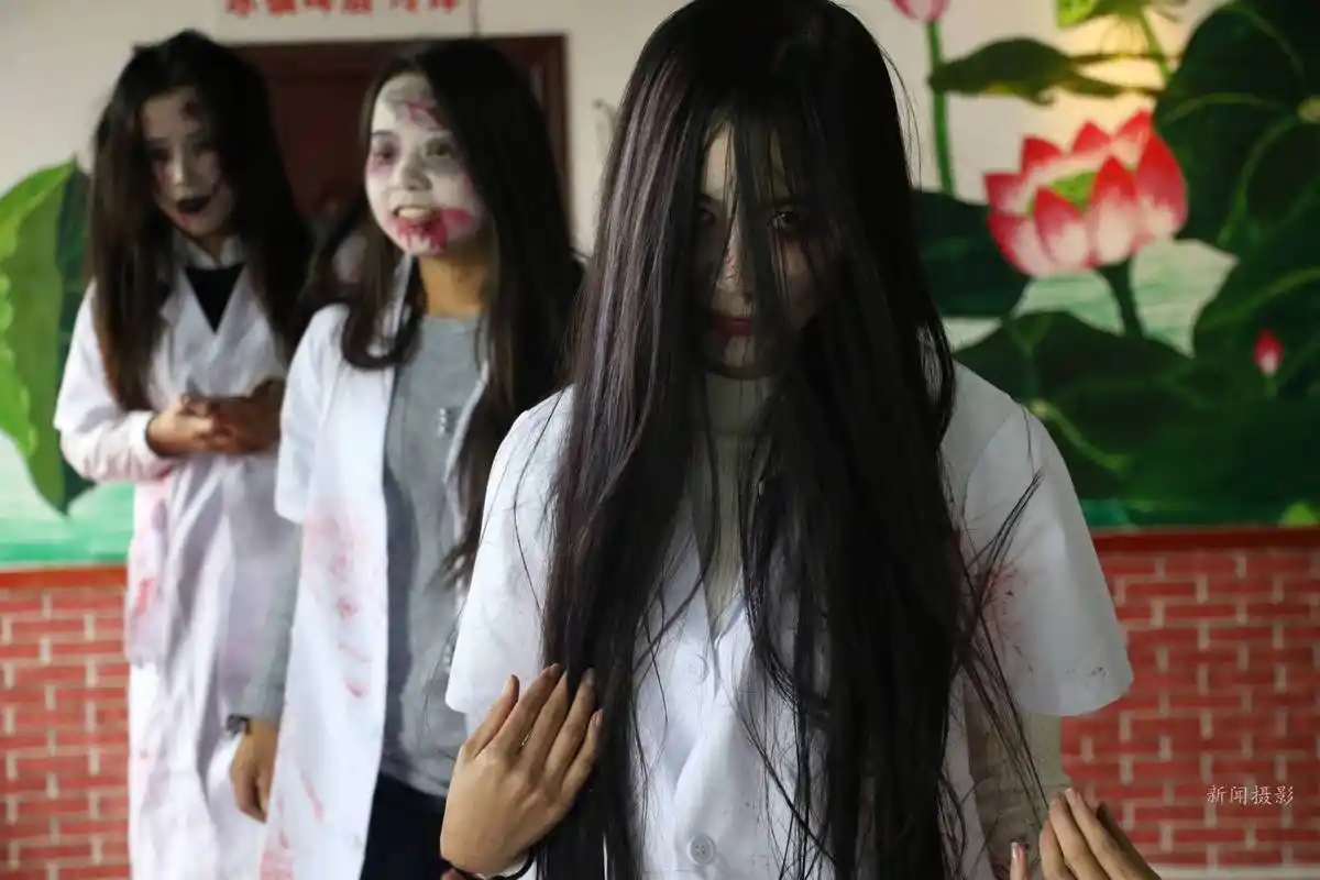 "女鬼"万圣节相约撸串 小朋友吓得紧搂妈妈怀抱