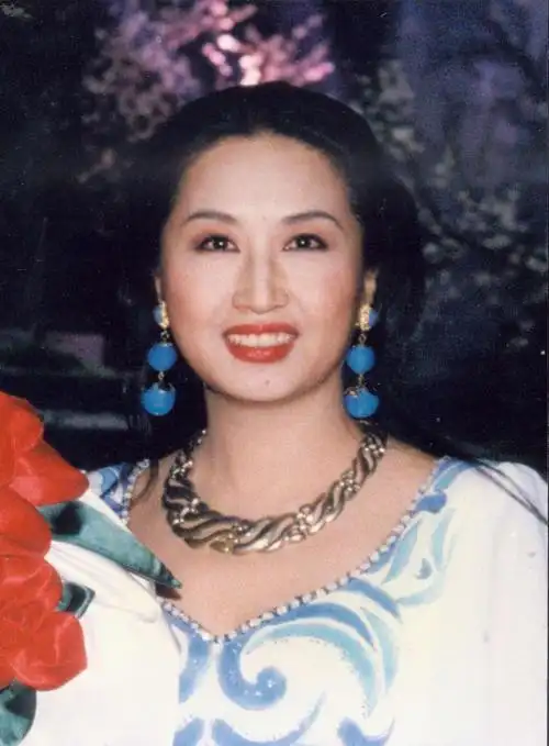 国家一级演员,著名女中音歌唱家岳彩帼