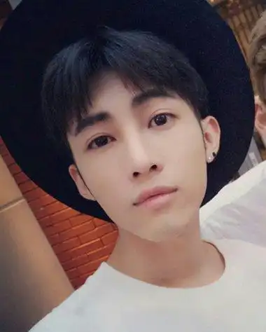 jane 分享到  顺滑的男生短碎发发型,中分之后从额头上给发型梳开两边