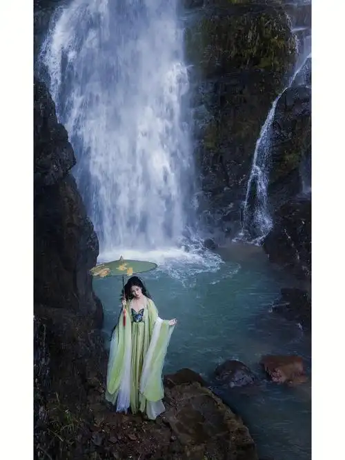 网红瀑布拍古风太美了