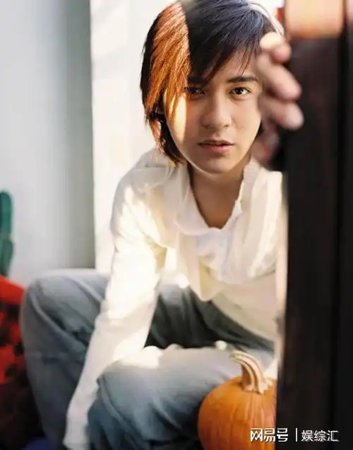 大s前男友周渝民四年的姐弟恋无疾而终如今有妻有女其乐融融