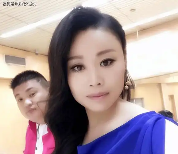 草帽姐:百万捐款终究抵过谎言无数,40岁抱孙子直播全家其乐融融