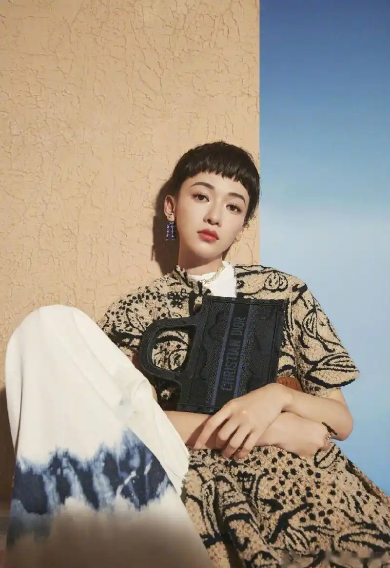 吴谨言短发造型真好看.