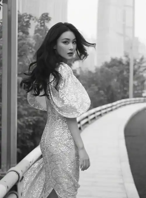 张馨予银色长裙高跟细腰宽臀造型完美