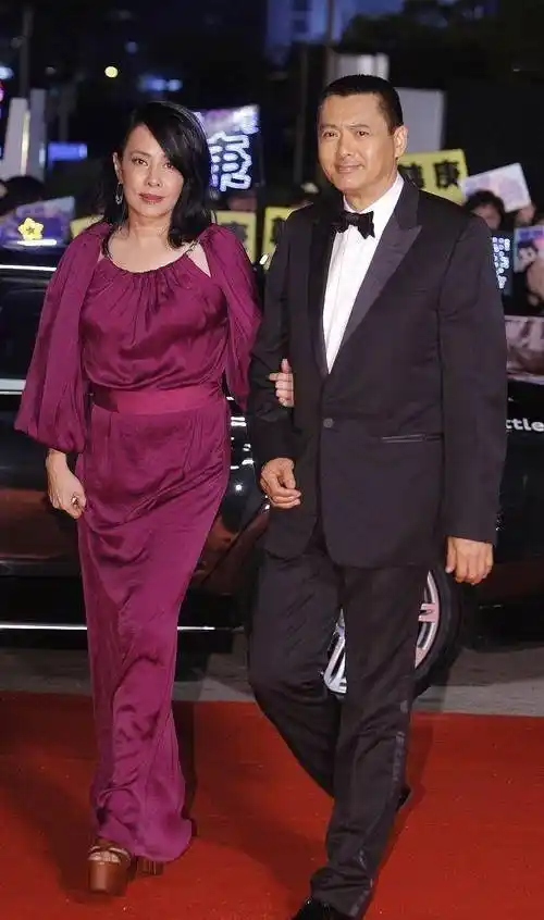 周润发携老婆走红毯,老婆一身缎面裙气场强大,让她成为下一个女星